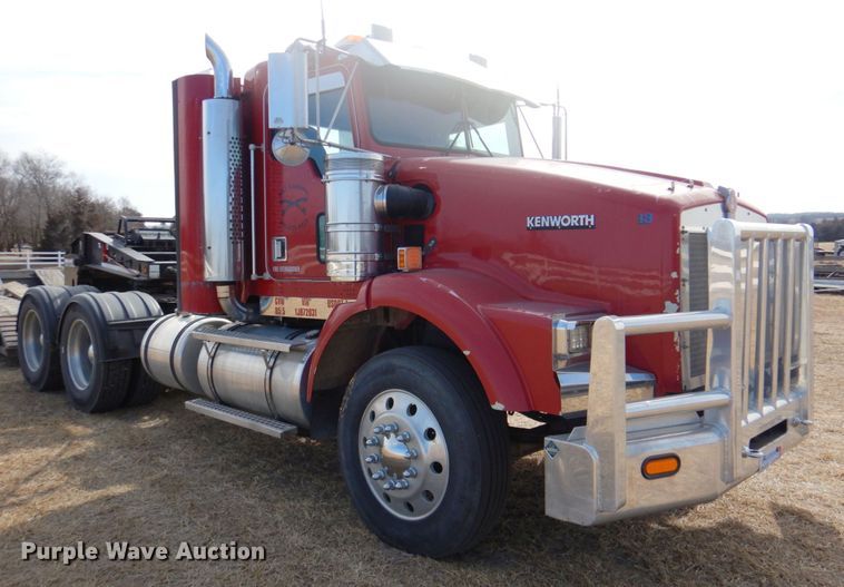 image for item DN1318 2001 Kenworth T800  semi truck