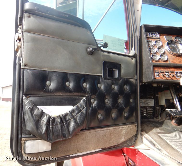 image for item DN1318 2001 Kenworth T800  semi truck