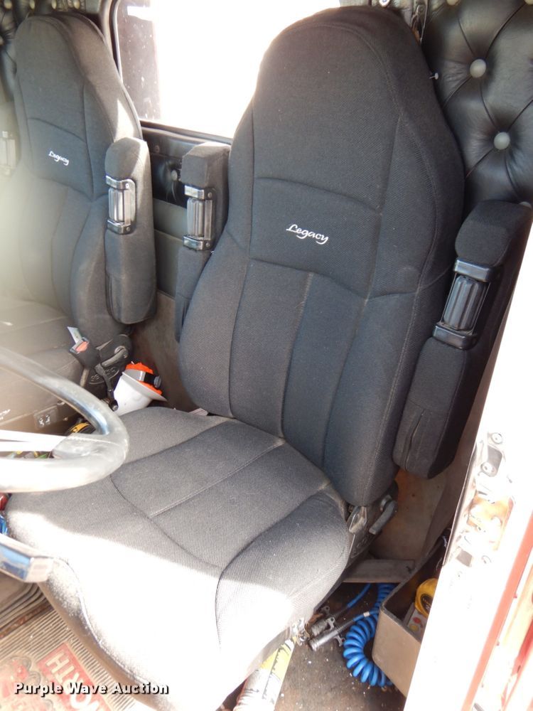 image for item DN1318 2001 Kenworth T800  semi truck