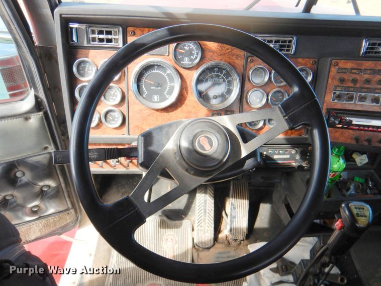 image for item DN1318 2001 Kenworth T800  semi truck