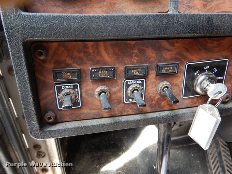 image for item DN1318 2001 Kenworth T800  semi truck