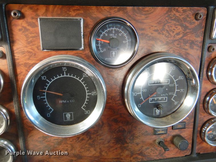 image for item DN1318 2001 Kenworth T800  semi truck