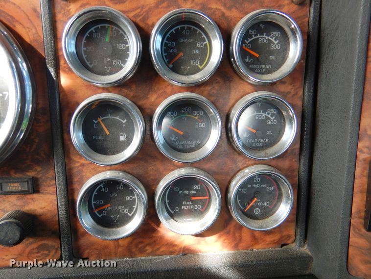 image for item DN1318 2001 Kenworth T800  semi truck