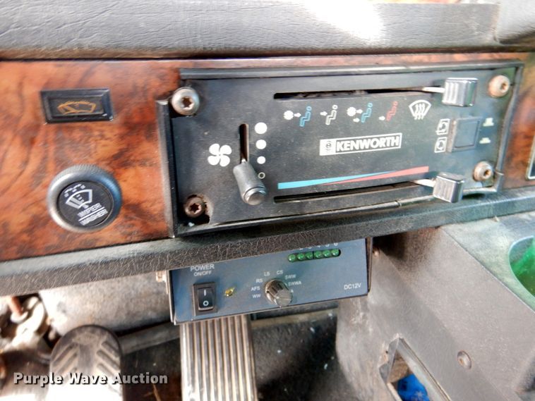 image for item DN1318 2001 Kenworth T800  semi truck