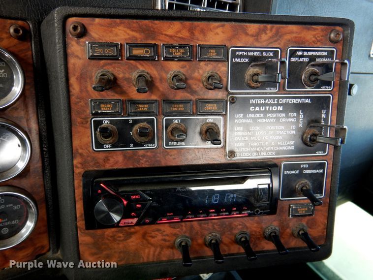 image for item DN1318 2001 Kenworth T800  semi truck