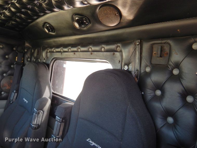 image for item DN1318 2001 Kenworth T800  semi truck