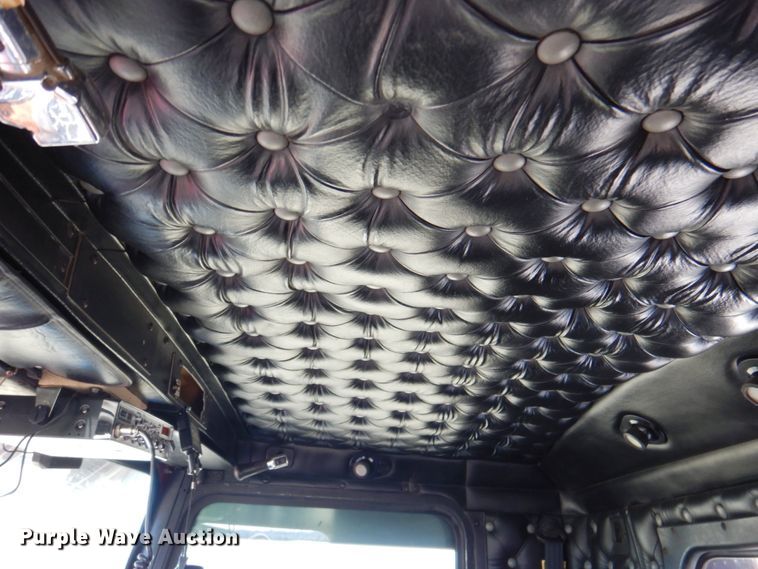 image for item DN1318 2001 Kenworth T800  semi truck