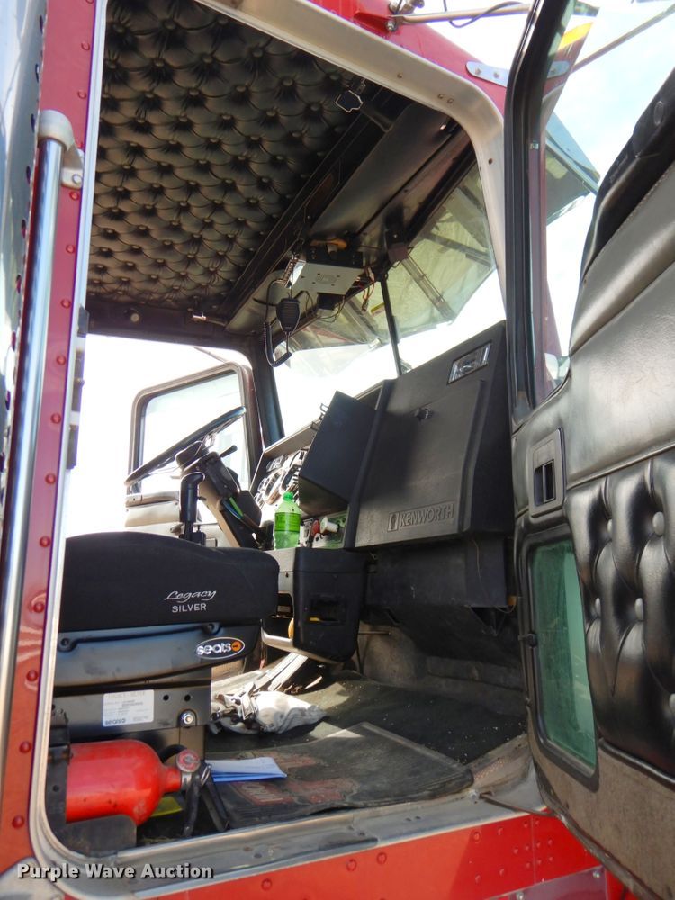 image for item DN1318 2001 Kenworth T800  semi truck