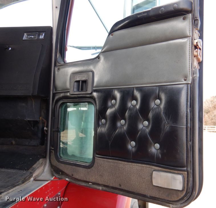 image for item DN1318 2001 Kenworth T800  semi truck