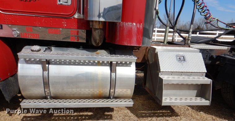 image for item DN1318 2001 Kenworth T800  semi truck