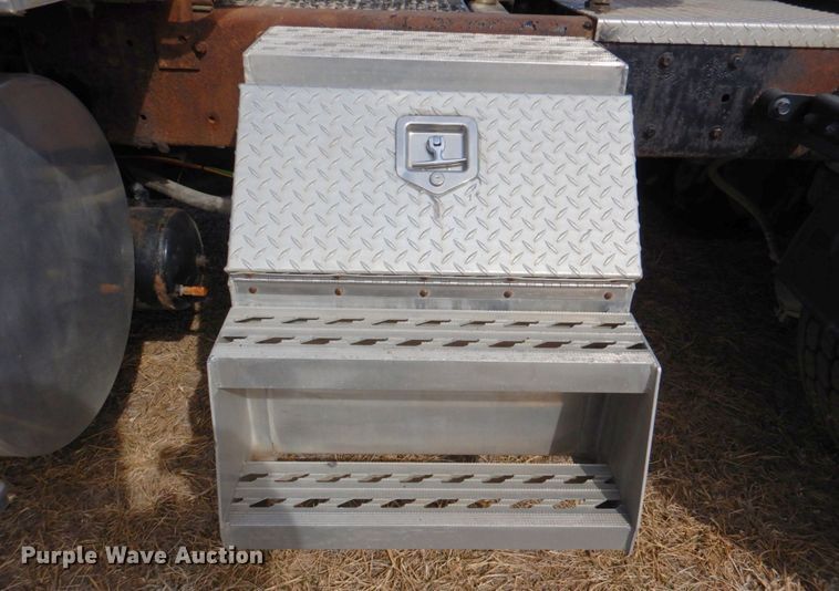 image for item DN1318 2001 Kenworth T800  semi truck