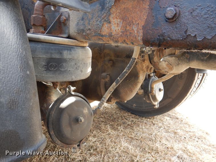 image for item DN1318 2001 Kenworth T800  semi truck