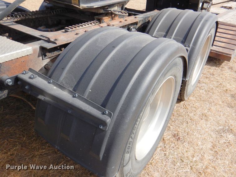 image for item DN1318 2001 Kenworth T800  semi truck