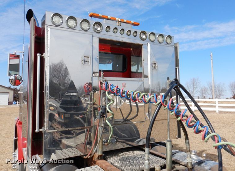 image for item DN1318 2001 Kenworth T800  semi truck