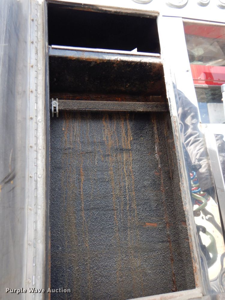 image for item DN1318 2001 Kenworth T800  semi truck