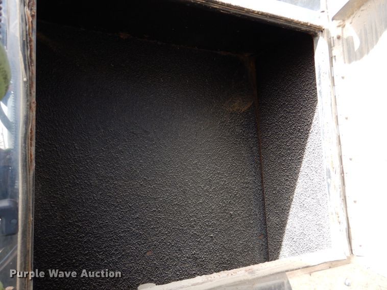 image for item DN1318 2001 Kenworth T800  semi truck