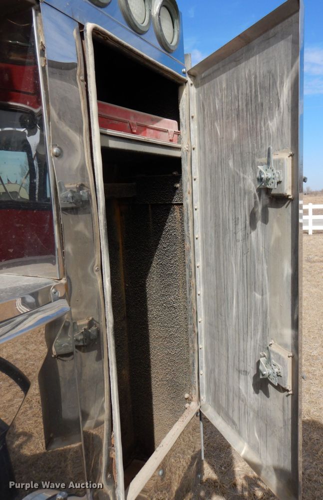 image for item DN1318 2001 Kenworth T800  semi truck