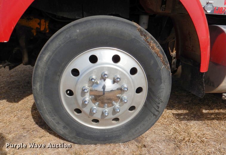 image for item DN1318 2001 Kenworth T800  semi truck