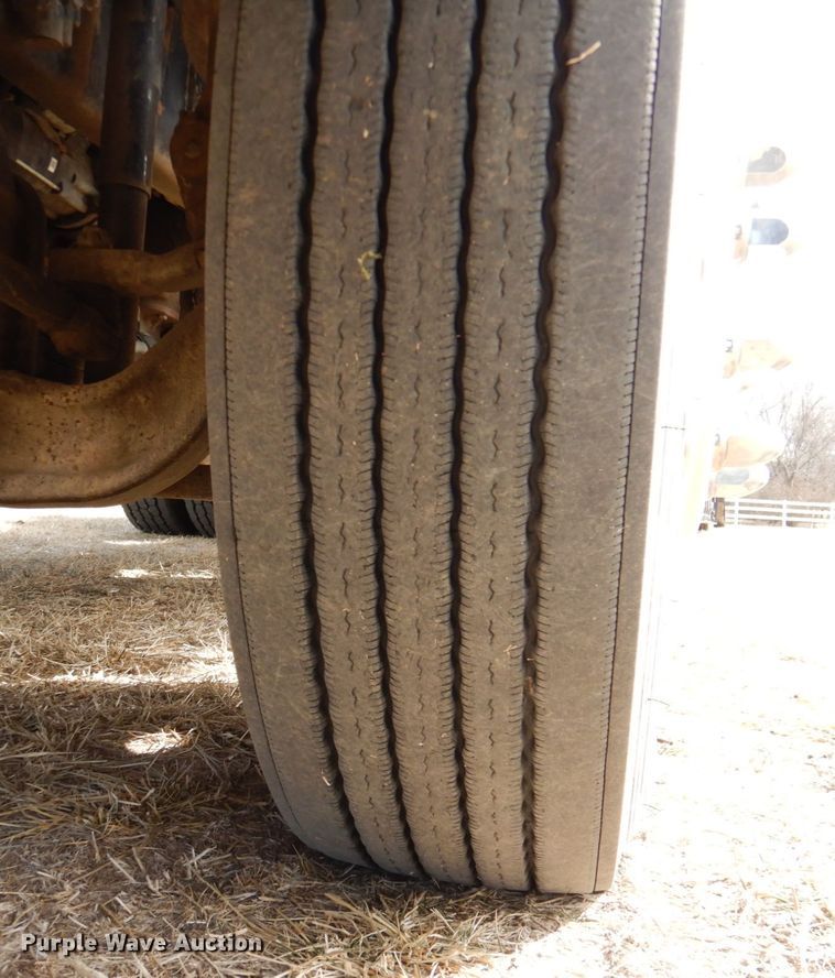 image for item DN1318 2001 Kenworth T800  semi truck