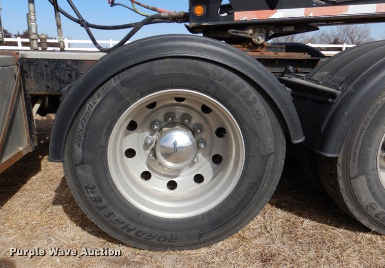 image for item DN1318 2001 Kenworth T800  semi truck