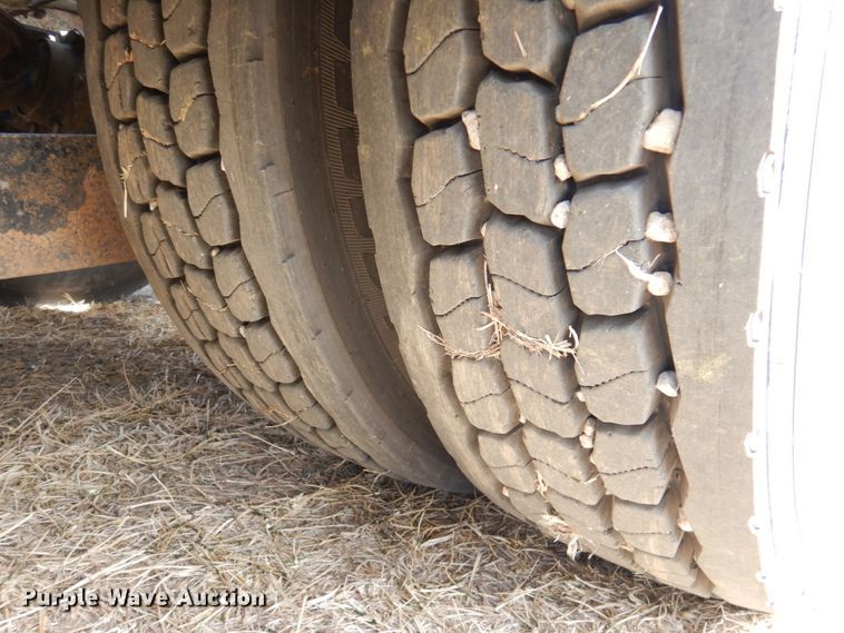 image for item DN1318 2001 Kenworth T800  semi truck