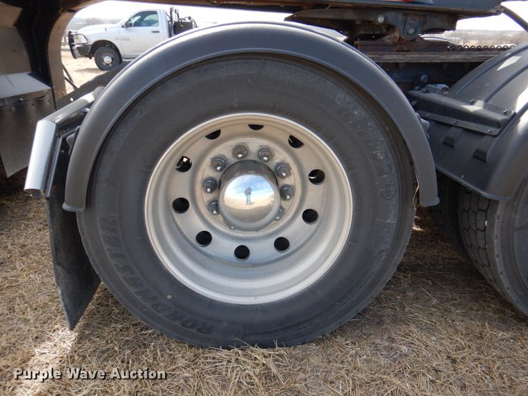 image for item DN1318 2001 Kenworth T800  semi truck