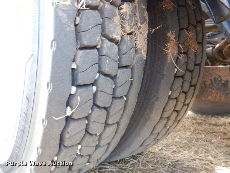 image for item DN1318 2001 Kenworth T800  semi truck