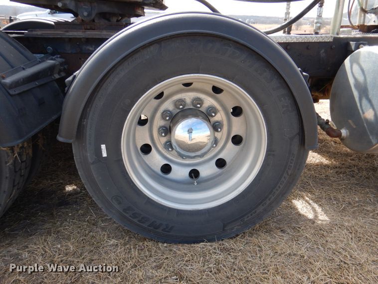 image for item DN1318 2001 Kenworth T800  semi truck