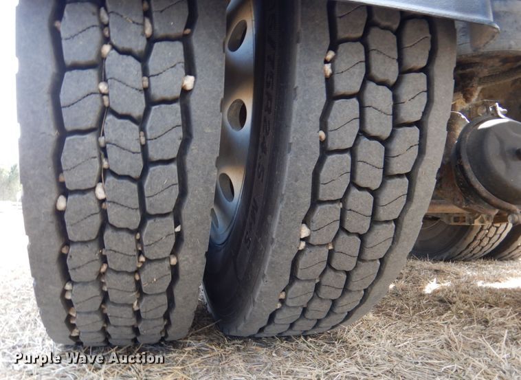 image for item DN1318 2001 Kenworth T800  semi truck