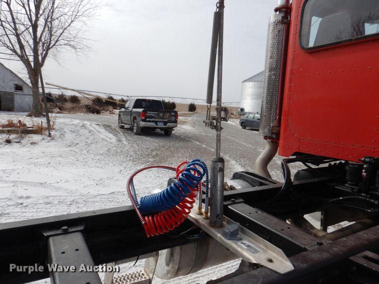 image for item DN7257 2009 Peterbilt 388  semi truck