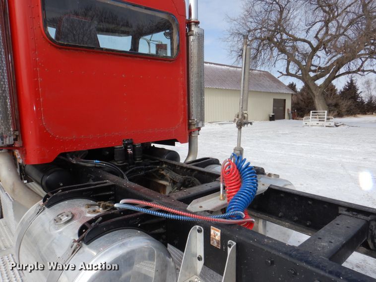 image for item DN7257 2009 Peterbilt 388  semi truck