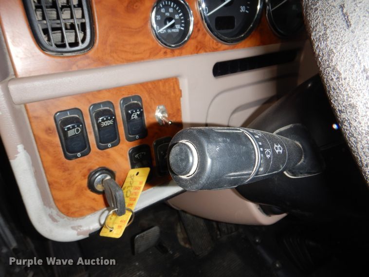 image for item DN7257 2009 Peterbilt 388  semi truck
