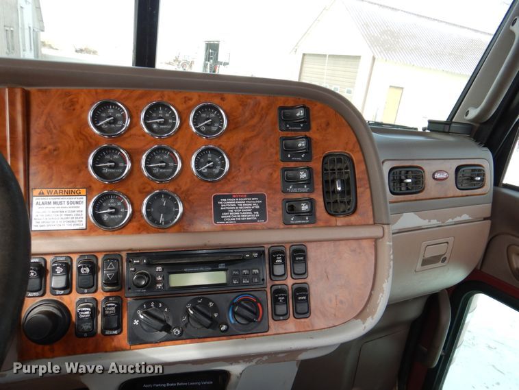 image for item DN7257 2009 Peterbilt 388  semi truck