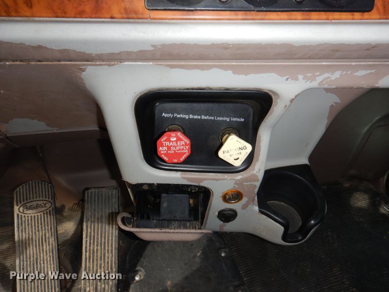 image for item DN7257 2009 Peterbilt 388  semi truck