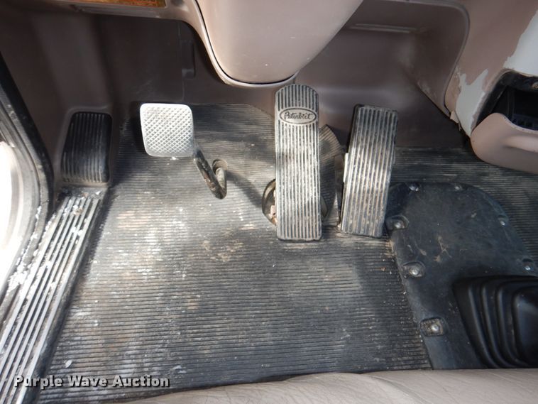 image for item DN7257 2009 Peterbilt 388  semi truck