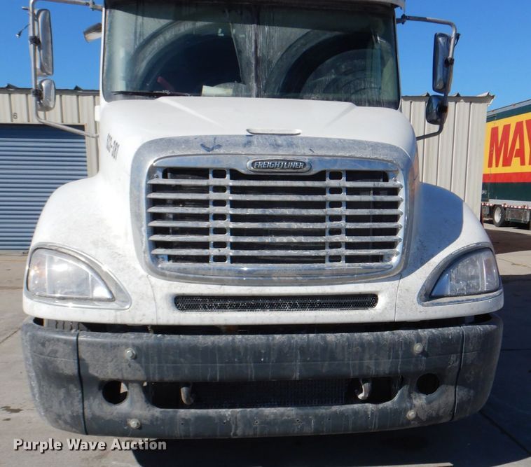 image for item DN7262 2007 Freightliner Columbia 120  semi truck