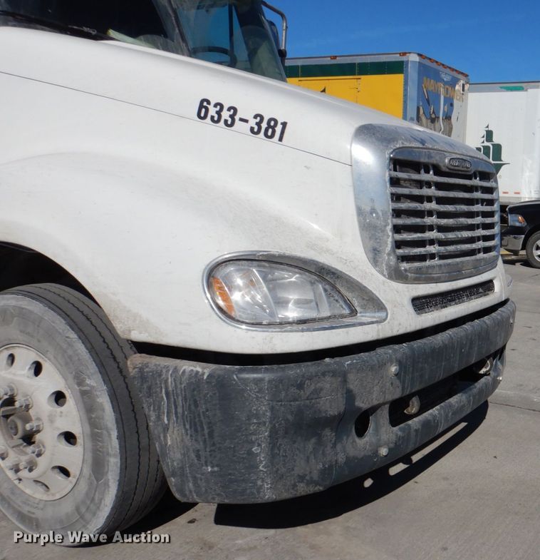image for item DN7262 2007 Freightliner Columbia 120  semi truck