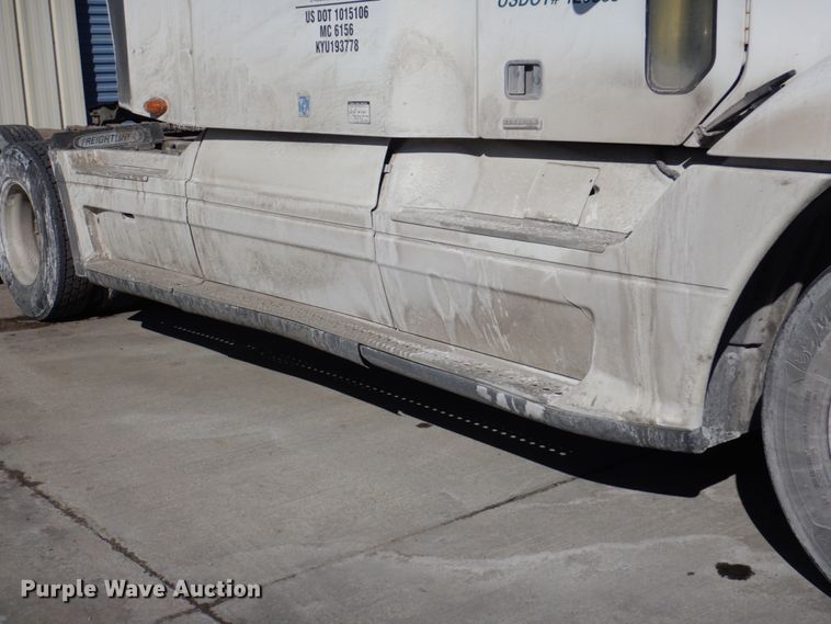 image for item DN7262 2007 Freightliner Columbia 120  semi truck