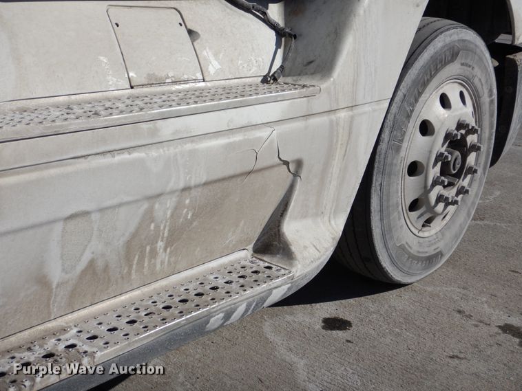 image for item DN7262 2007 Freightliner Columbia 120  semi truck