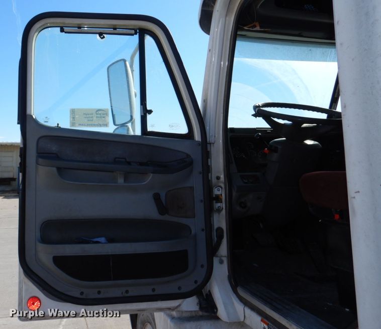 image for item DN7262 2007 Freightliner Columbia 120  semi truck