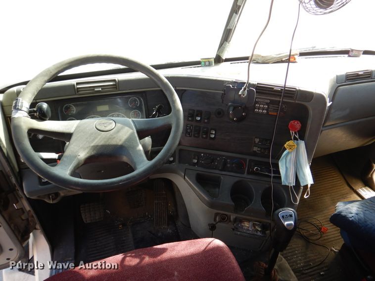 image for item DN7262 2007 Freightliner Columbia 120  semi truck