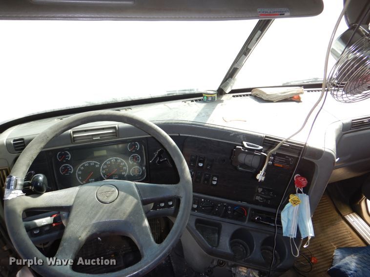 image for item DN7262 2007 Freightliner Columbia 120  semi truck