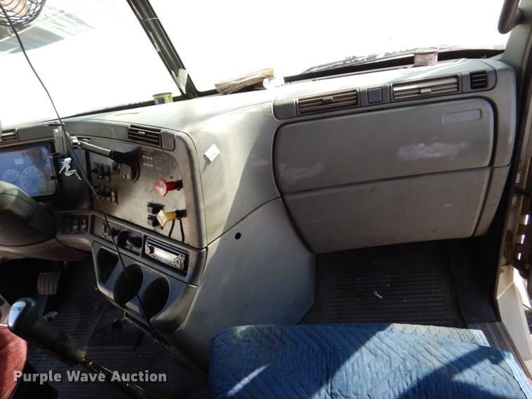 image for item DN7262 2007 Freightliner Columbia 120  semi truck