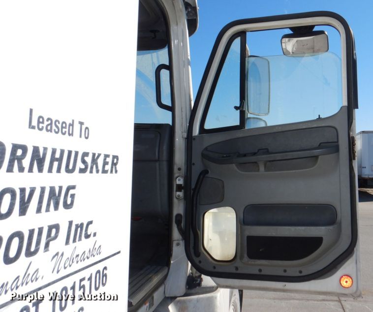 image for item DN7262 2007 Freightliner Columbia 120  semi truck