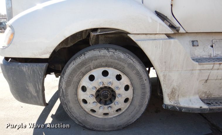 image for item DN7262 2007 Freightliner Columbia 120  semi truck