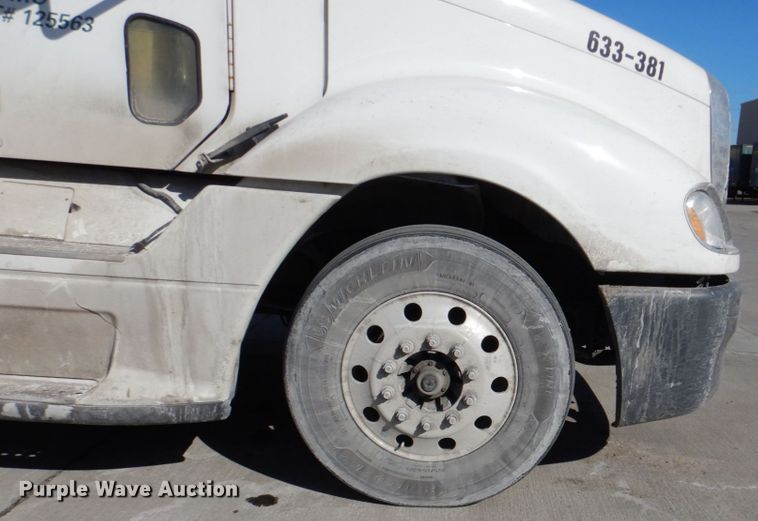 image for item DN7262 2007 Freightliner Columbia 120  semi truck