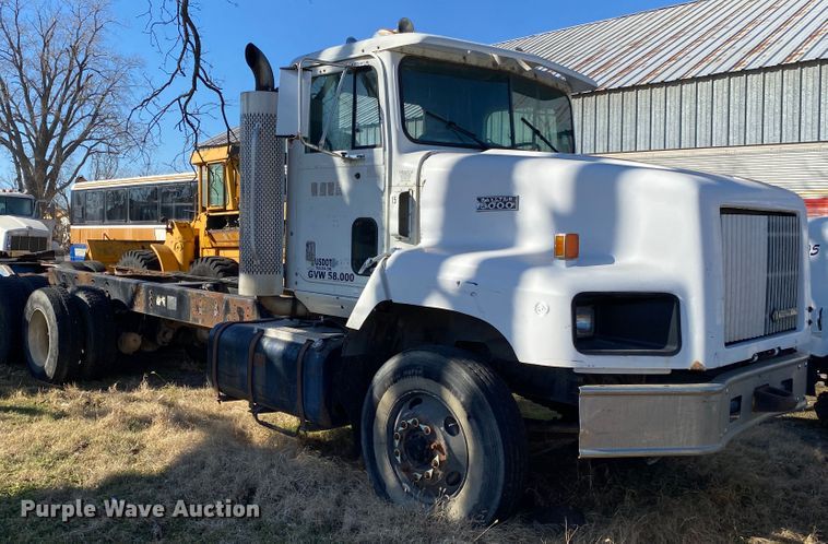 image for item IG9711 1999 International Paystar F5070  semi truck