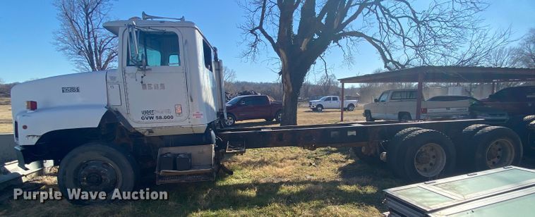 image for item IG9711 1999 International Paystar F5070  semi truck