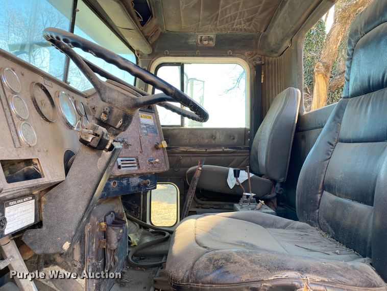 image for item IG9711 1999 International Paystar F5070  semi truck