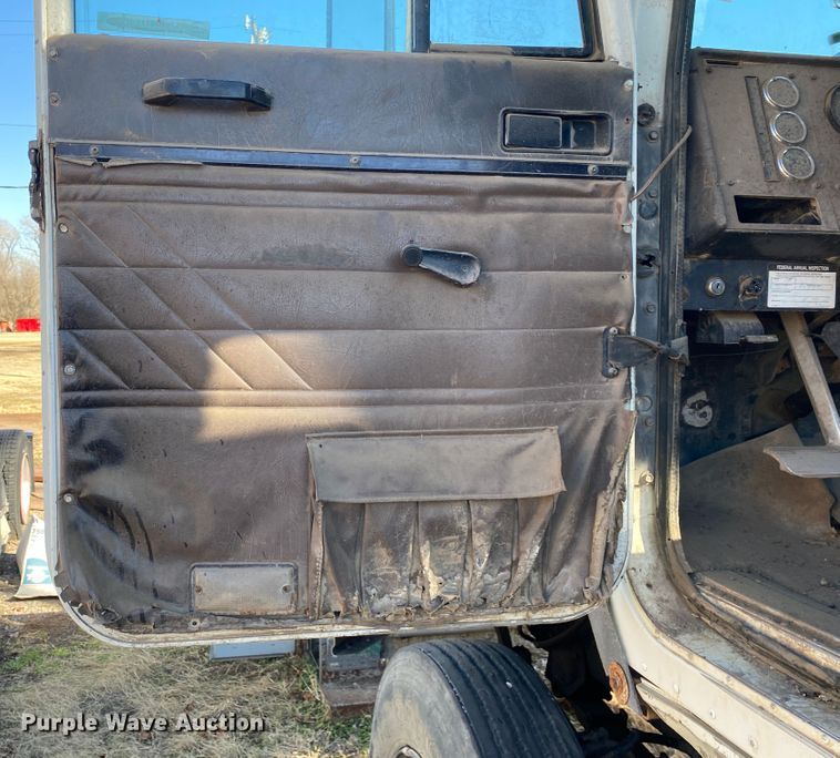 image for item IG9711 1999 International Paystar F5070  semi truck